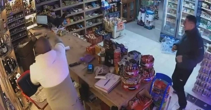 TAVUK, MARKETİ BİRBİRİNE KATTI