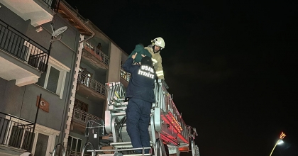  UŞAK'TA APARTMAN DAİRESİNDE ÇIKAN YANGIN SÖNDÜRÜLDÜ