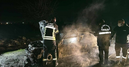 YANAN OTOMOBİLDE FECİ ŞEKİLDE CAN VERDİ