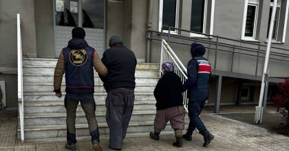 YEVMİYELİ ÇALIŞTIKLARI ÇİLEK BAHÇESİNDE YAKALANDILAR