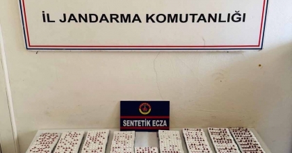 YÜZLERCE SENTETİK ECZA HAPI ELE GEÇİRİLDİ