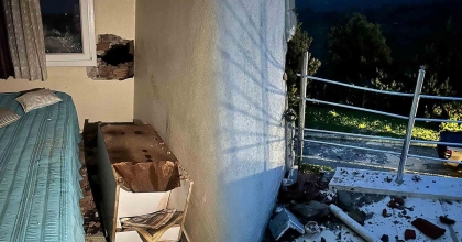 ÇEŞME'DE EVE YILDIRIM DÜŞTÜ