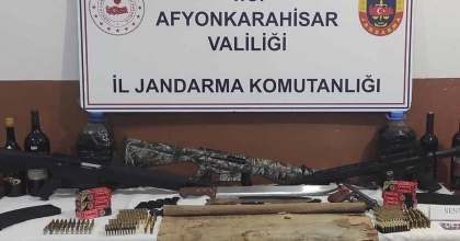 KAÇAK ALKOL BASKININA GİDEN JANDARMA SİLAH VE UYUŞTURUCU ELE GEÇİRDİ