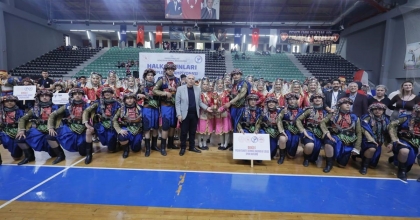  HALK OYUNLARI ŞÖLENİ İZLEYENLERİ BÜYÜLEDİ