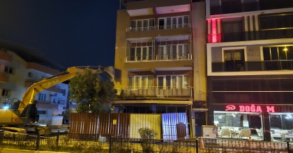 3 KATLI BİNA YIKILMASIN DİYE KEPÇEYLE DESTEKLENDİ