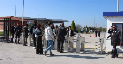 ADÜ'DE ÜCRETLİ GEÇİŞ ADALETSİZLİĞİNE ÖĞRENCİLERDEN TEPKİ