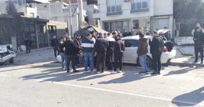 BUCA'DA ALKOLLÜ SÜRÜCÜ YOL KENARINDAKİ 6 ARACI EZİP GEÇTİ