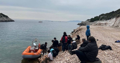 İZMİR’DE 24 GÖÇMEN VE 1 GÖÇMEN KAÇAKÇISI YAKALANDI