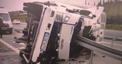 AKHİSAR'DA ET YÜKLÜ TIR DEVRİLDİ: 1 ÖLÜ