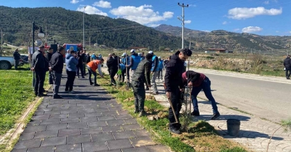 ALAŞEHİR'DE 400 FİDAN TOPRAKLA BULUŞTU