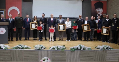 GAZİ VE ŞEHİT YAKINLARINA DEVLET ÖVÜNÇ MADALYA BERATI TAKDİM EDİLDİ