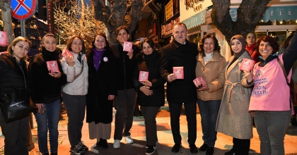 BAŞKAN BALABAN'DAN İŞÇİ SERVİSİ BEKLEYEN KADINLARA ANLAMLI ZİYARET
