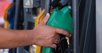 BENZİNDE İNDİRİM BEKLENİYOR