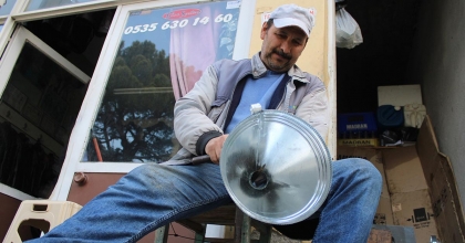 BİR METREKARELİK DÜKKANDA EKMEĞİNİ ÇIKARIYOR