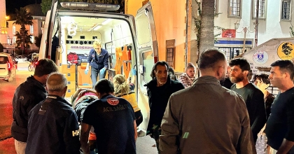 BODRUM'DA YOLUN KARŞISINA GEÇMEK İSTEYEN ADAMA MOTOSİKLET ÇARPTI: 2 YARALI