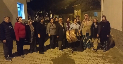 BERGAMA'DA VATANDAŞLARI KADIN DAVULCULAR SAHURA KALDIRIYOR