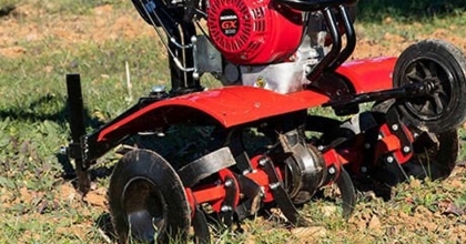 ÇAPA MAKİNESİNE AYAĞINI KAPTIRDI