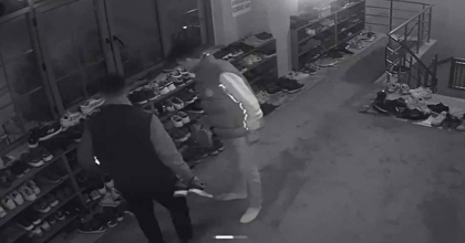 CEMAAT NAMAZA DURDU, ONLAR AYAKKABILARIN PEŞİNE DÜŞTÜ