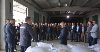 DEMİRCİ'DE ÇİFTÇİLERE YÜZDE 75'İ HİBELİ NOHUT TOHUMU DESTEĞİ