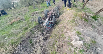DEVRİLEN TRAKTÖRÜNÜN ALTINDA HAYATINI KAYBETTİ