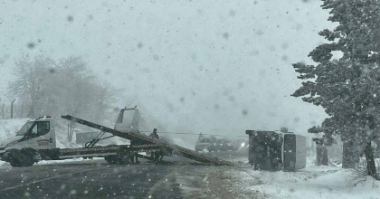 DOMANİÇ-İNEGÖL KARA YOLUNDA TİCARİ ARAÇ DEVRİLDİ