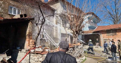 DOMANİÇ’TE EV YANGINI, İKİ KATLI EV KULLANILAMAZ HALE GELDİ