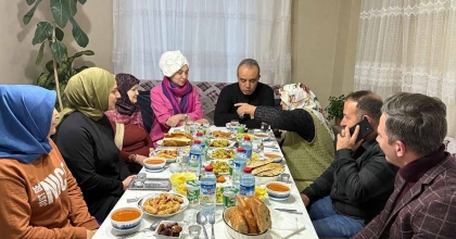 EMNİYET MÜDÜRÜ YAŞLI TEYZENİN İFTAR SOFRASINA KONUK OLDU