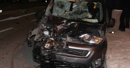 HAFİF TİCARİ ARAÇLA ÇARPIŞAN MOTOSİKLET PARÇALANDI: 2 KİŞİ ÖLDÜ