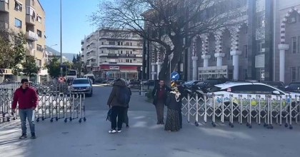 HUSUMETLİ İKİ AİLENİN KAVGASI KUŞADASI’NDA HAYATI FELÇ ETTİ