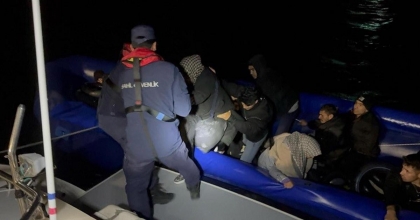 İZMİR AÇIKLARINDA 19 DÜZENSİZ GÖÇMEN YAKALANDI