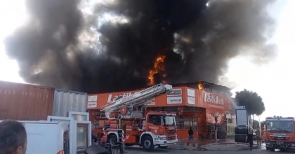 İZMİR'DE LASTİKÇİ DÜKKANINDA YANGIN