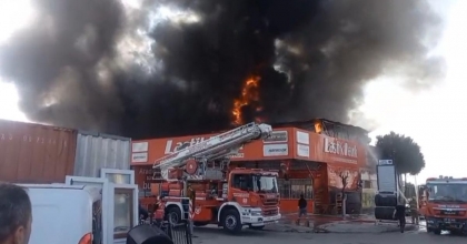 İZMİR'DE YANGINDA İKİ LASTİKÇİ DÜKKANI HASAR GÖRDÜ