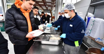 İZMİR BÜYÜKŞEHİR'DEN ÖĞRENCİLERE ÜCRETSİZ YEMEK