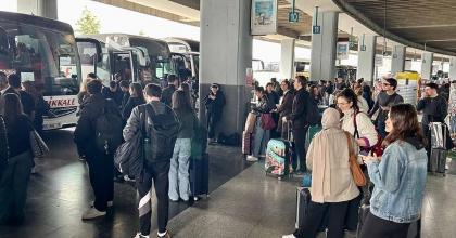 İZMİR OTOGARI'NDA BAYRAM ÖNCESİ BİLETLER TÜKENDİ, SEFERLER YÜZDE 70 ARTTIRILDI