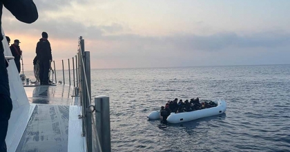İZMİR AÇIKLARINDA LASTİK BOTTA 36 GÖÇMEN YAKALANDI