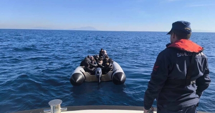 İZMİR'DE 55 GÖÇMEN KURTARILDI, 2 GÖÇMEN KAÇAKÇISI YAKALANDI