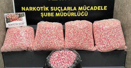 İZMİR'DE ARAÇTA 160 BİNDEN FAZLA UYUŞTURUCU HAP ELE GEÇİRİLDİ