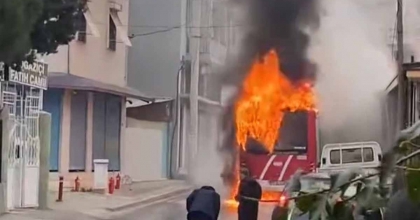 İZMİR'DE BELEDİYE OTOBÜSÜ ALEVLERE TESLİM OLDU
