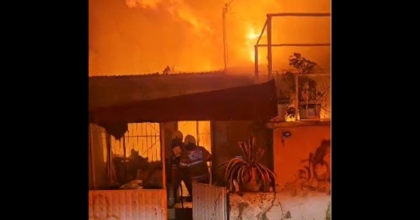 İZMİR'DE BİR EV ALEV ALEV YANDI