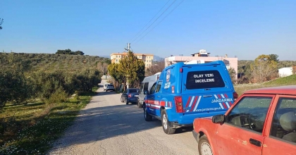 İZMİR'DE BİR EVE OPERASYON: 102 KÖK KENEVİR ELE GEÇİRİLDİ