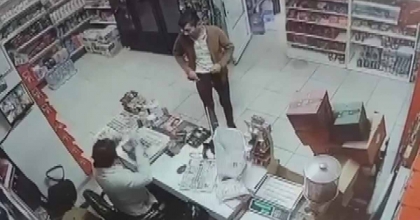 İZMİR'DE İĞRENÇ GÖRÜNTÜ: SAPIK KISA SÜREDE YAKALANDI