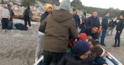 İZMİR'DE KARADA TESPİT EDİLEN 62 DÜZENSİZ GÖÇMEN YAKALANDI