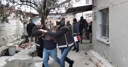 İZMİR'DE SİLAH KAÇAKÇILIĞI VE UYUŞTURUCU OPERASYONU: 4 GÖZALTI