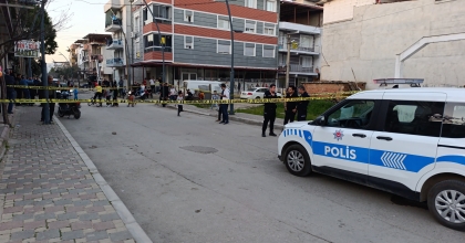 İZMİR’DE SOKAKTA SİLAHLI KAVGA: 1 YARALI