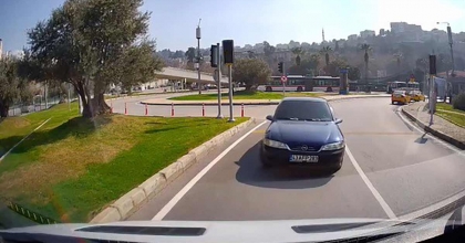 İZMİR'DE TERS YÖNE GİREN ARAÇ TEHLİKE SAÇTI