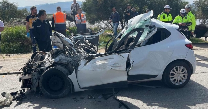 İZMİR'DE TIRIN ALTINA GİREN OTOMOBİL HURDAYA DÖNDÜ: 1 ÖLÜ