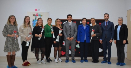 KÖYCEĞİZ’DE KADIN ÖĞRETMENLERE KARANFİL TAKDİMİNDE BULUNULDU