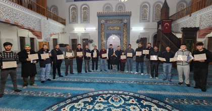  KÖYCEĞİZ’DE KUR’AN ÖĞRENEN KURSİYERLER BELGELERİNİ ALDI