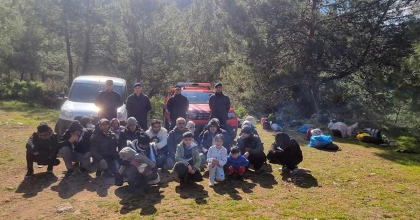 KAYAKÖY’DE 8’İ ÇOCUK 24 DÜZENSİZ GÖÇMEN YAKALANDI