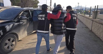 KIRMIZI BÜLTENLE ARANAN FİRARİ İZMİR'DE YAKALANDI